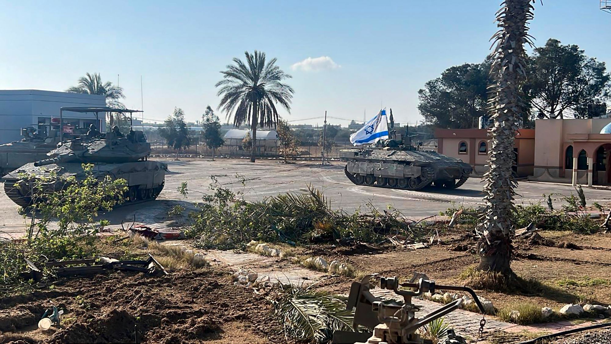 På denna bild, som tillhandahållits av Israels militär syns en stridsvagn med en israelisk flagga som kör in till Gaza-sidan vid gränsövergången Rafah på tisdagen.