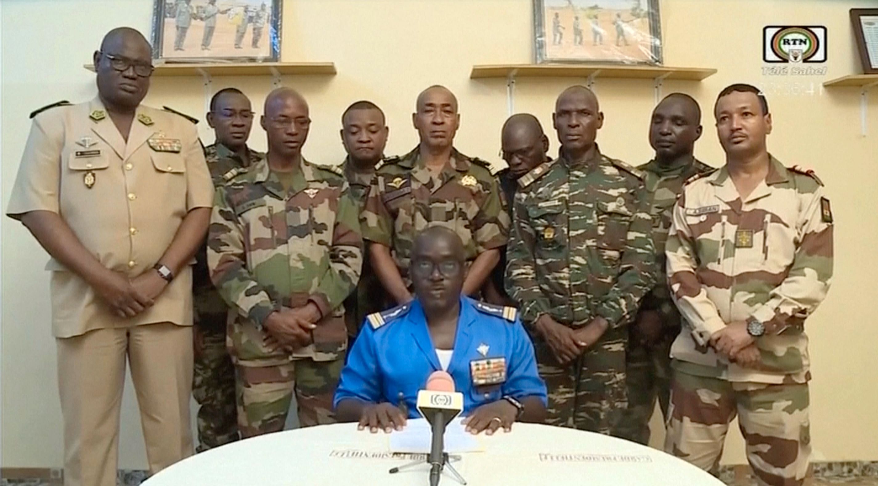 Amadou Abdramane i mitten, talesperson för militärstyret i Niger. Arkivbild.