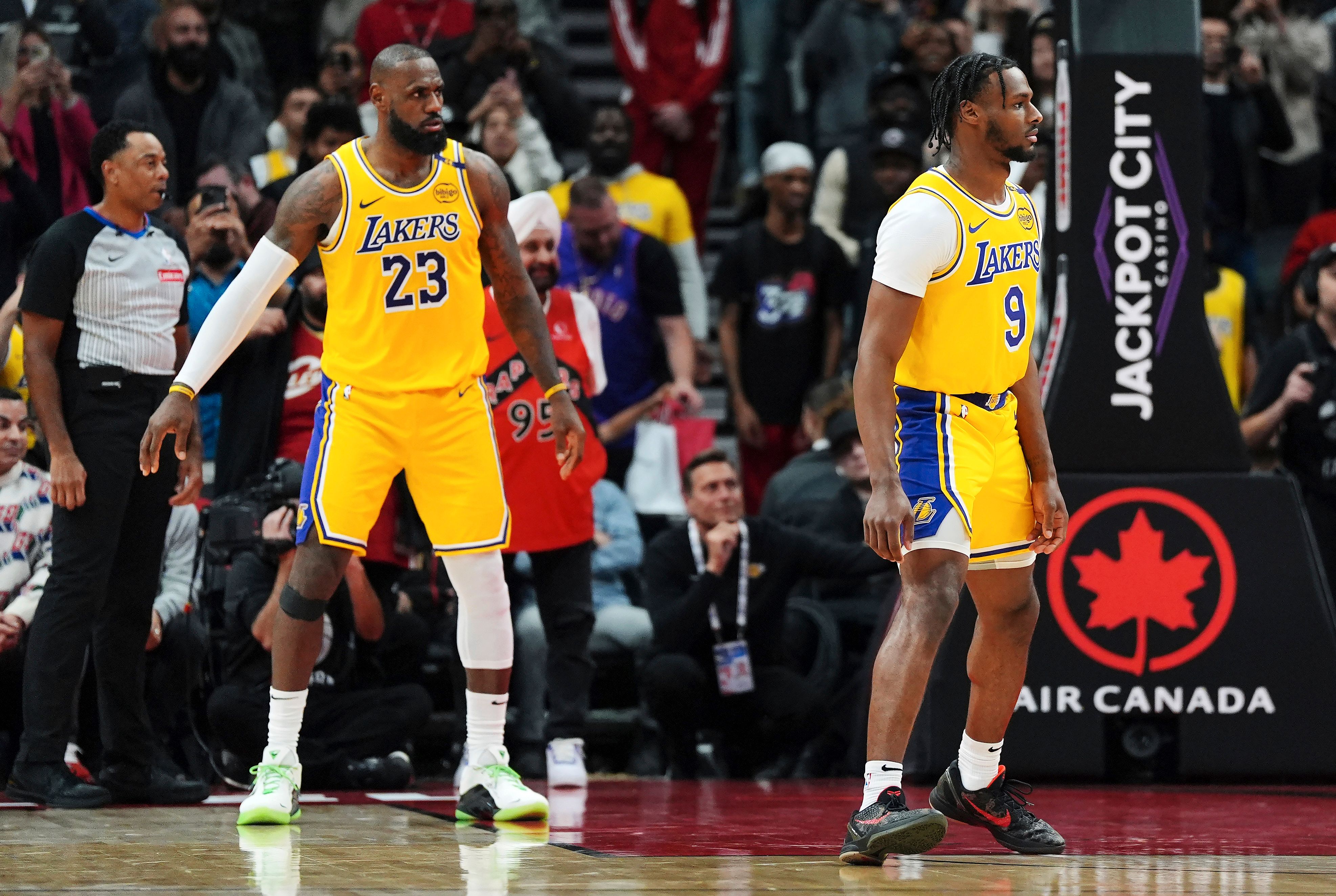 Los Angeles Lakers LeBron James och Bronny James i en NBA-match förra veckan. Nu får sonen Bronny flytta till farmarlaget.