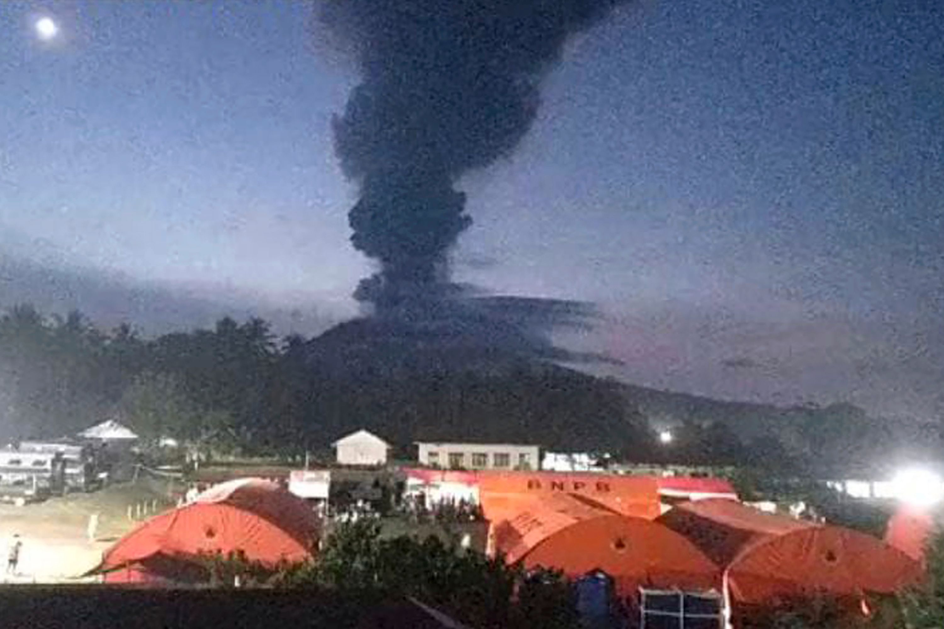 Vulkanen Ibu i östra Indonesien har fått flera nya utbrott. Bild från ett tidigare utbrott.