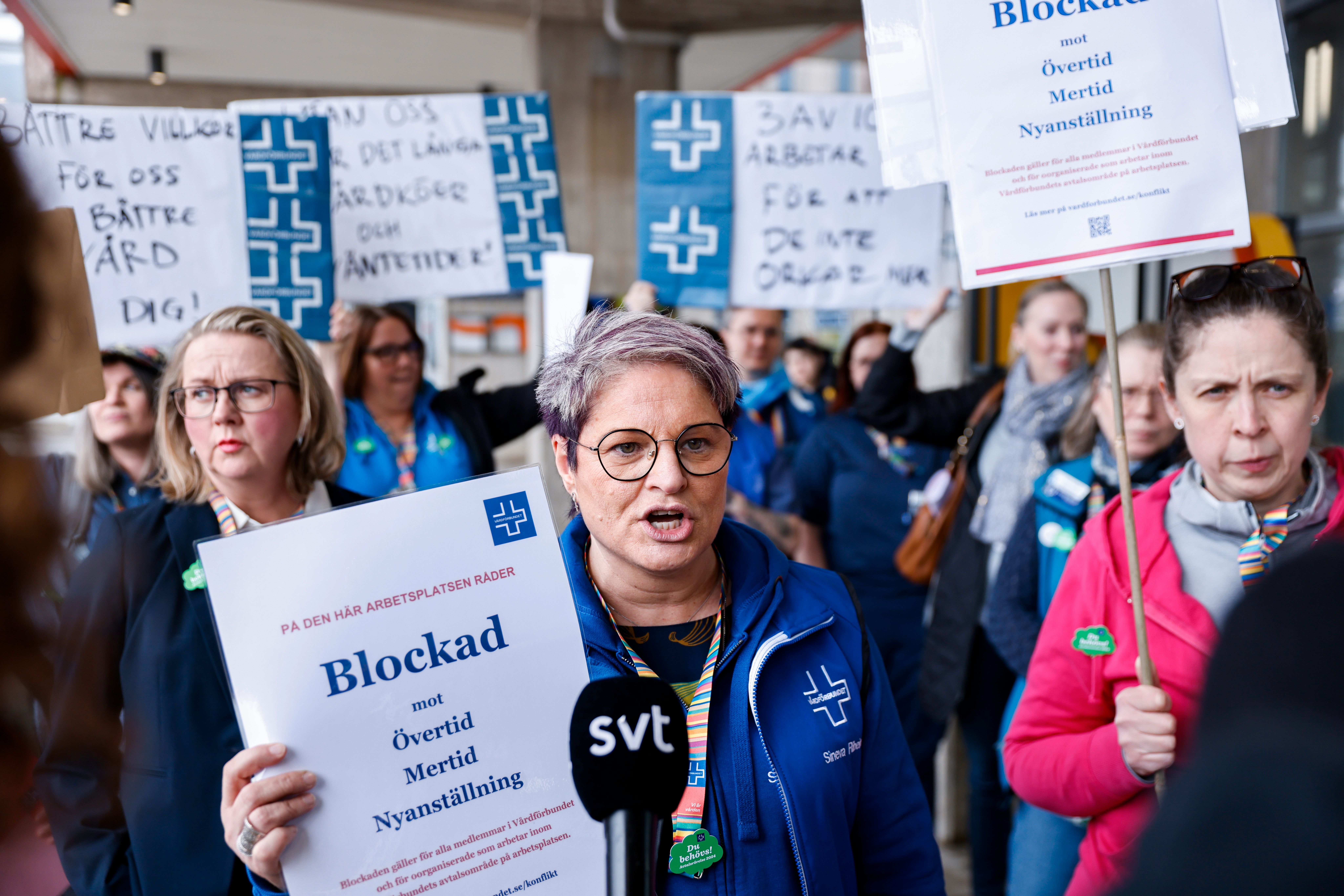 Sineva Ribeiro, ordförande för Vårdförbundet, utanför Karolinska universitetssjukhuset i Huddinge söder om Stockholm i samband med att blockaden trädde ikraft i slutet av april.
