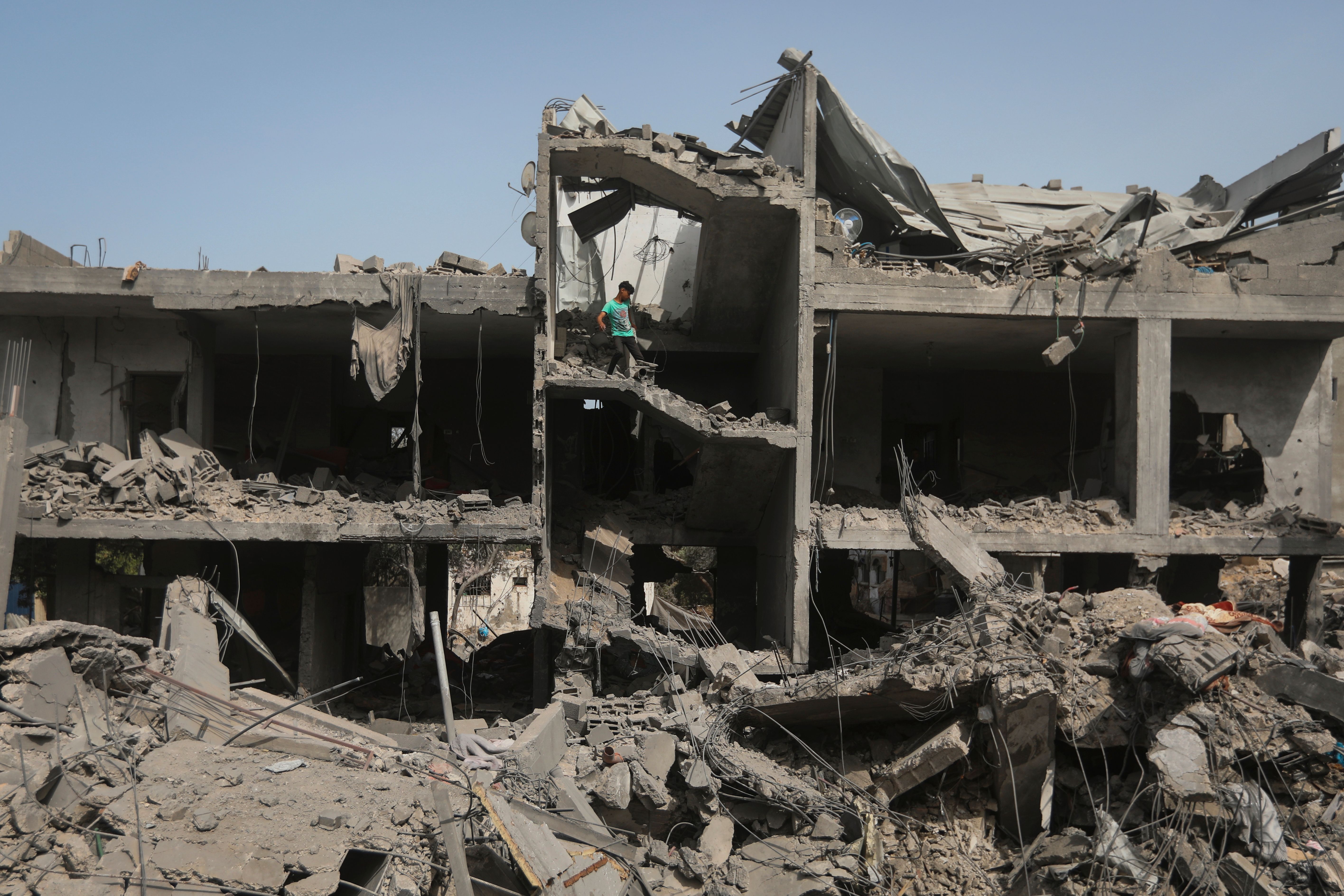 Ruinerna av en byggnad efter en tidigare israelisk attack i Nuseirat. Bild från i maj.