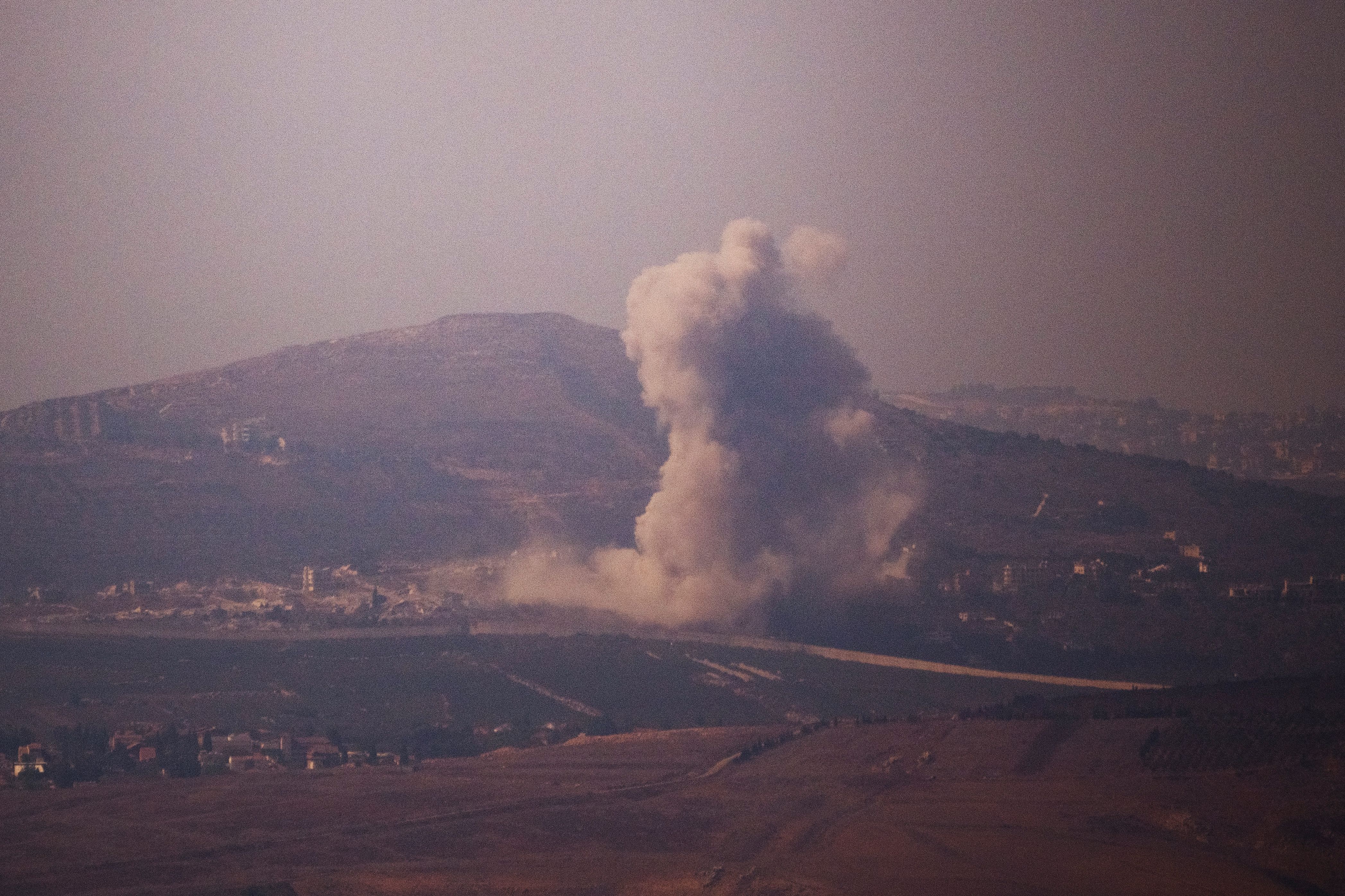 Rök stiger efter en tidigare israelisk attack mot södra Libanon, på onsdagen.