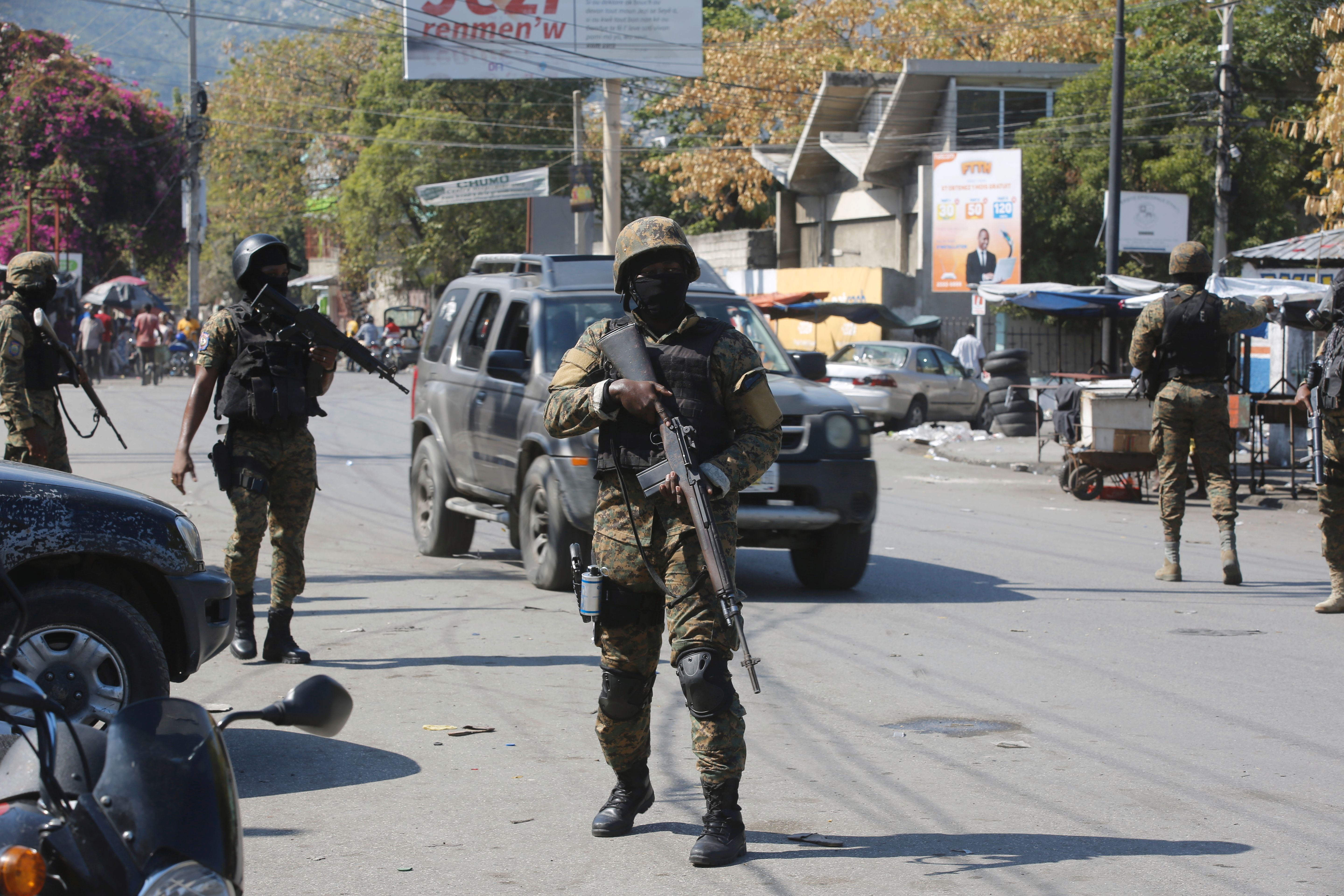 Säkerhetspolis patrullerar gator i Haitis huvudstad Port-au-Prince. Arkivbild.