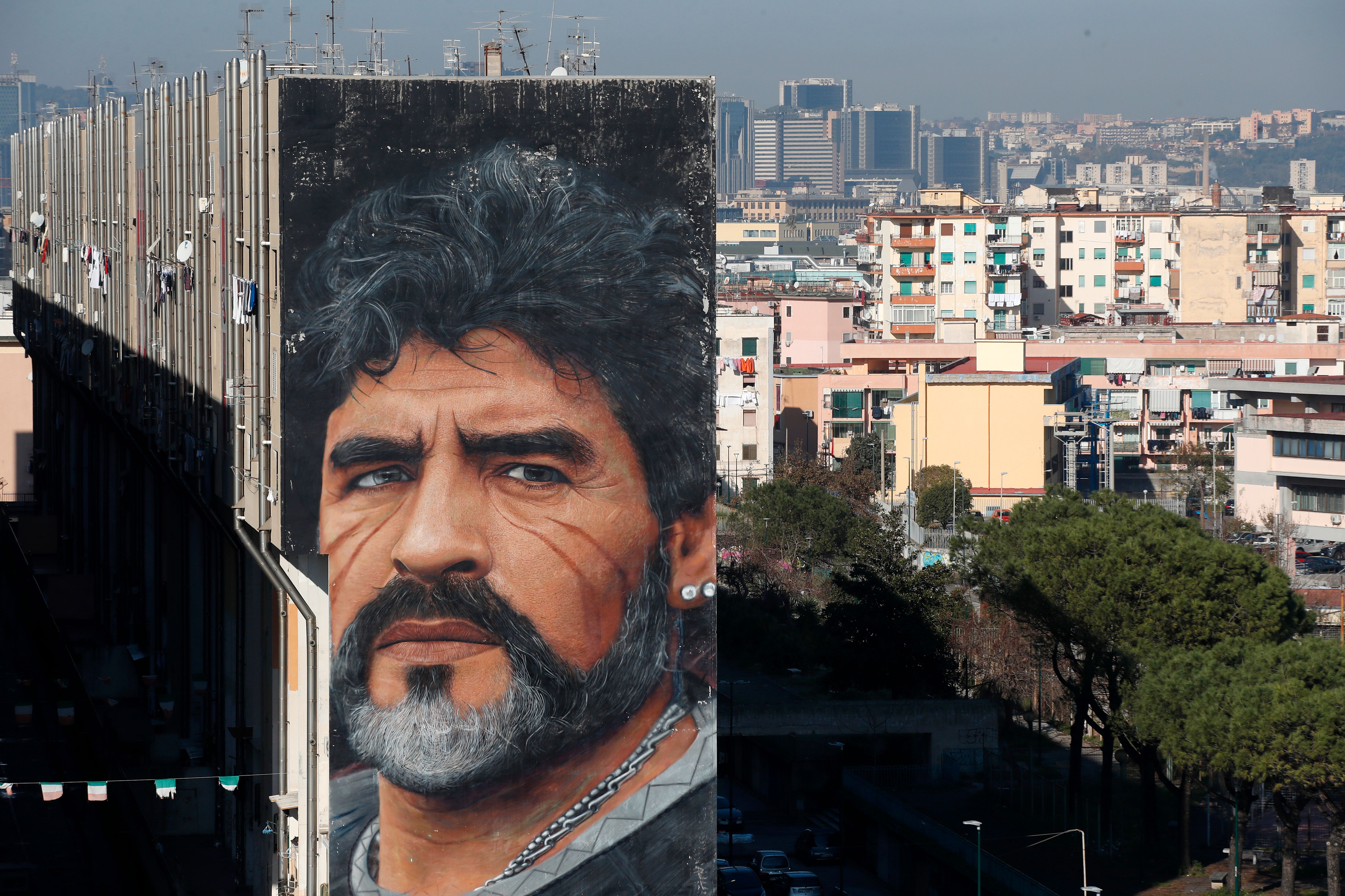 En muralmålning föreställande Diego Maradona i italienska Napoli, där den framlidne ikonen ses som ett helgon efter att han förde stadens fotbollslag till dess två första Serie A-titlar 1987 respektive 1990.