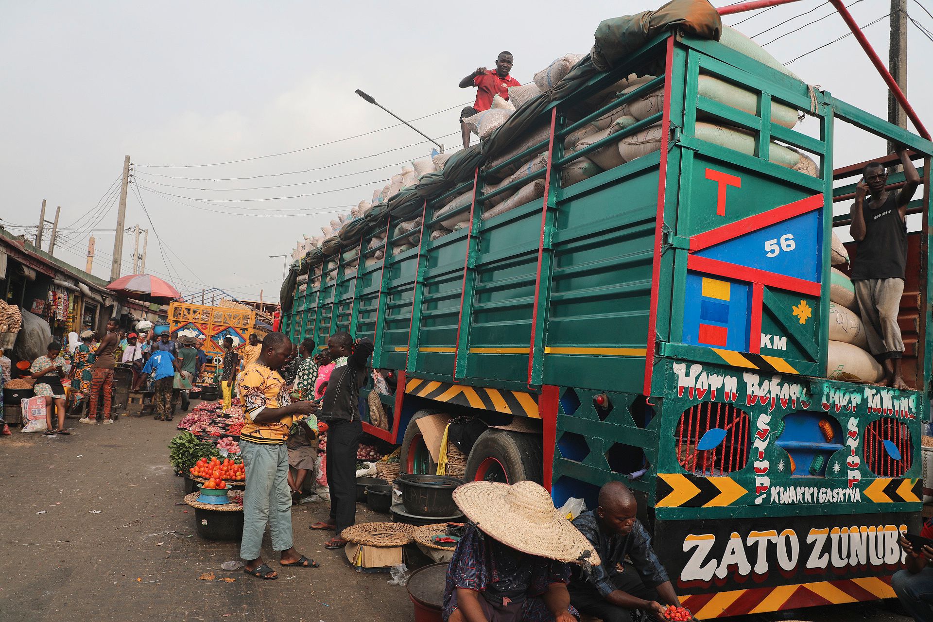 Trafikolyckor med överlastade lastbilar, tankbilar och transportfordon är återkommande i Nigeria. Arkivbild.