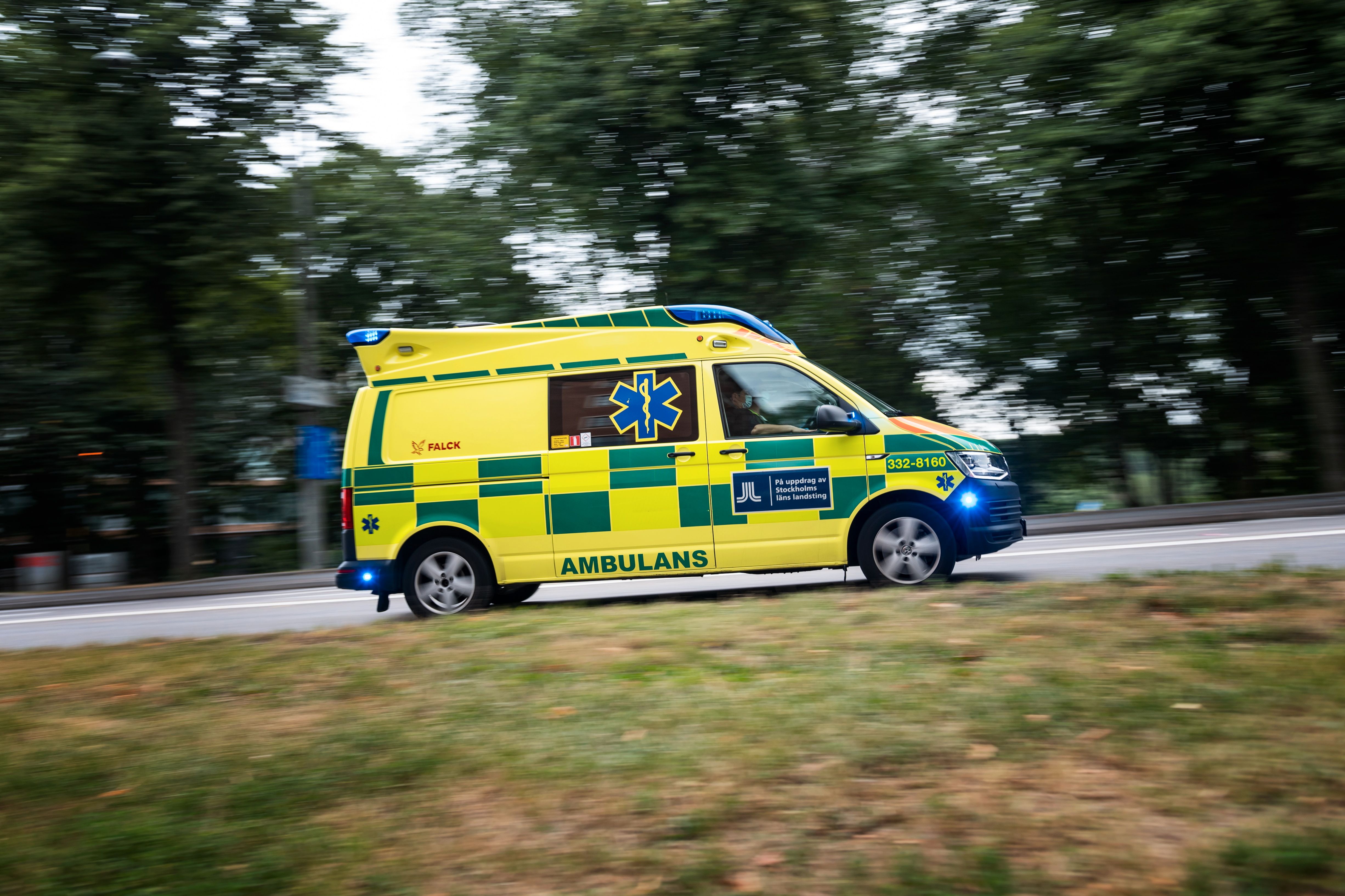 Mannen ska ha vält med maskinen och fördes med ambulans till Östersunds sjukhus. Arkivbild