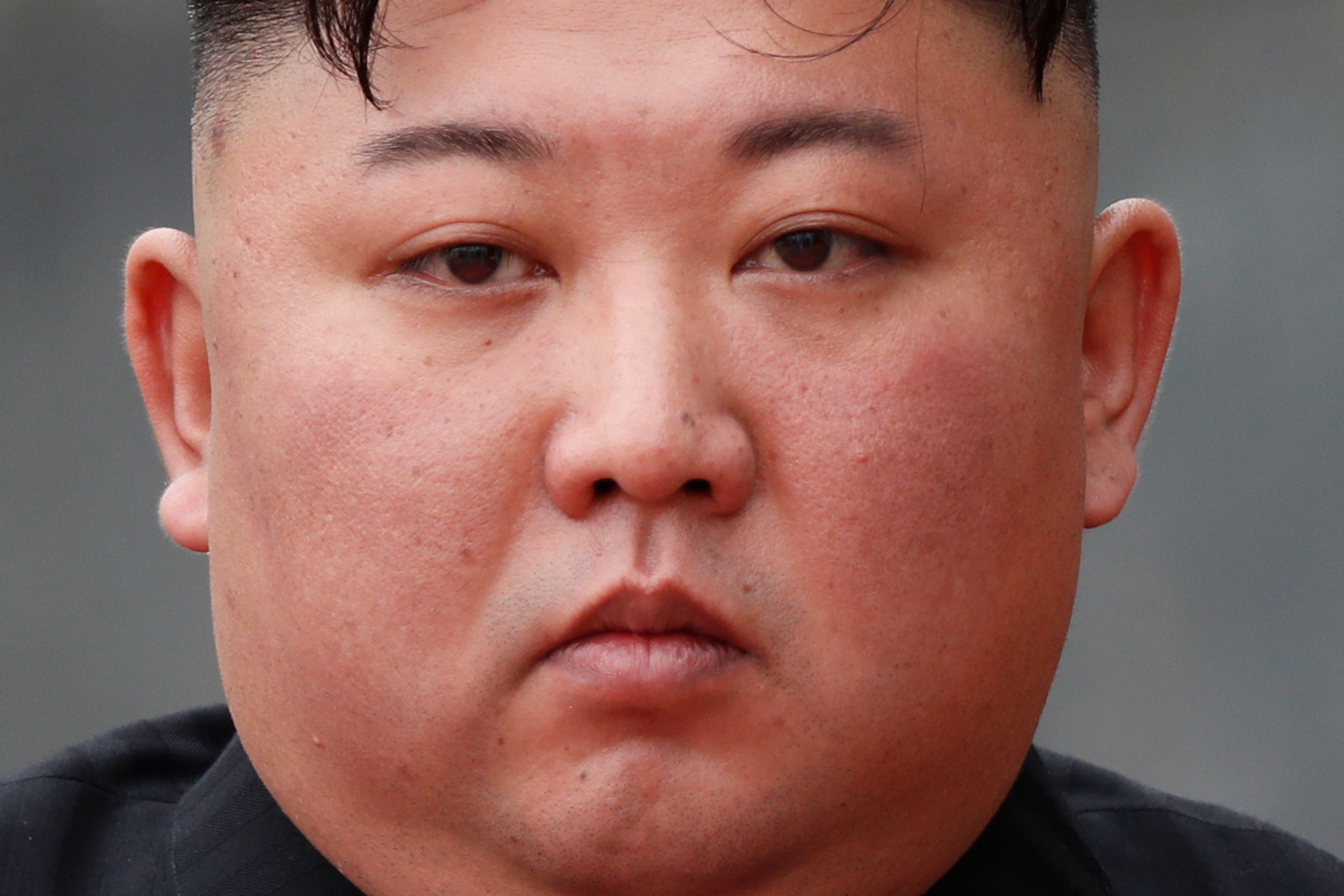 Nordkoreas ledare Kim Jong-Un sörjer den "obrottsligt lojale" pr-chefen Kim Ki-Nam som dött vid 94 års ålder. Arkivbild.