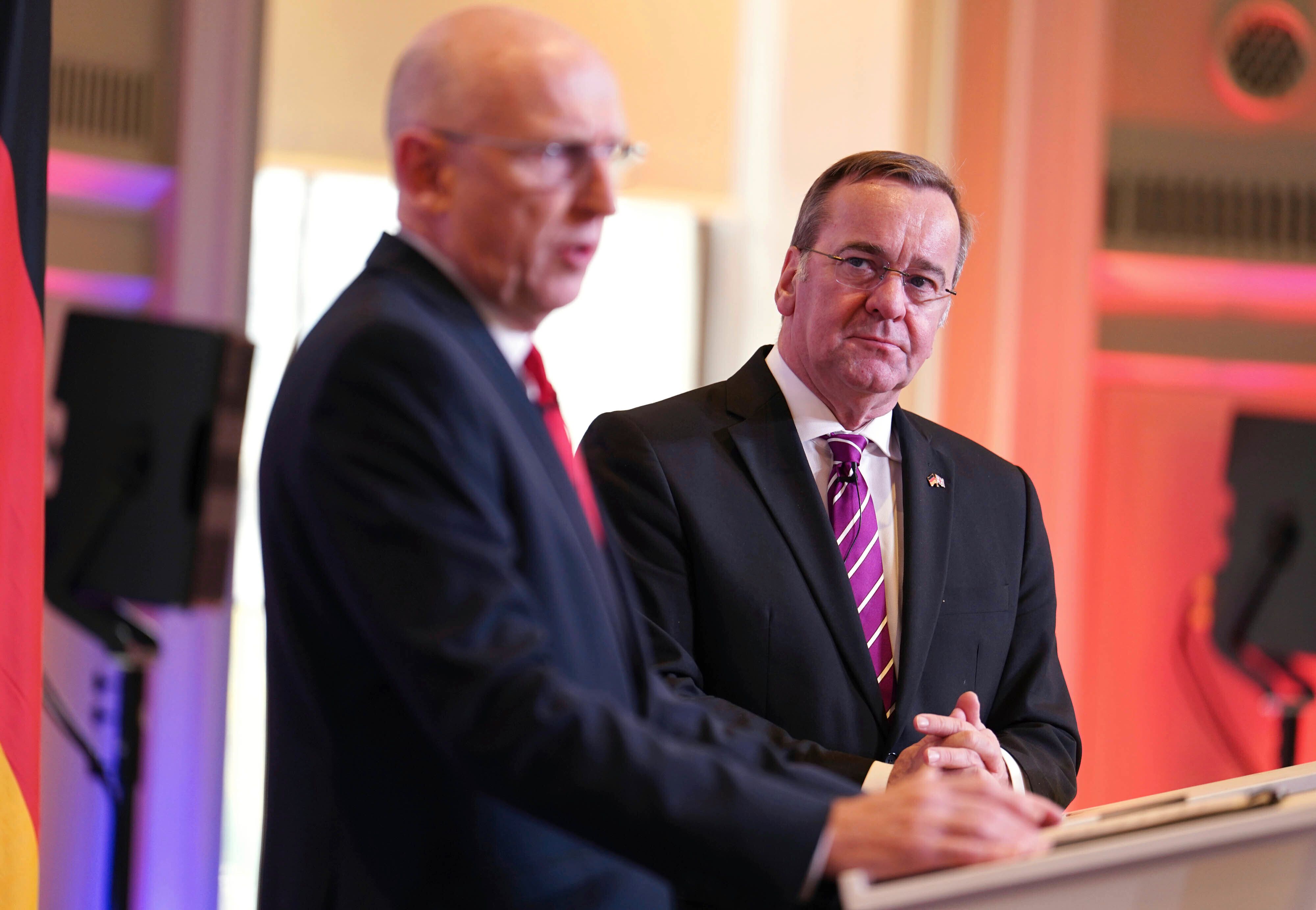 Storbritanniens försvarsminister John Healy och hans tyska motsvarighet Boris Pistorius i London på onsdagen.