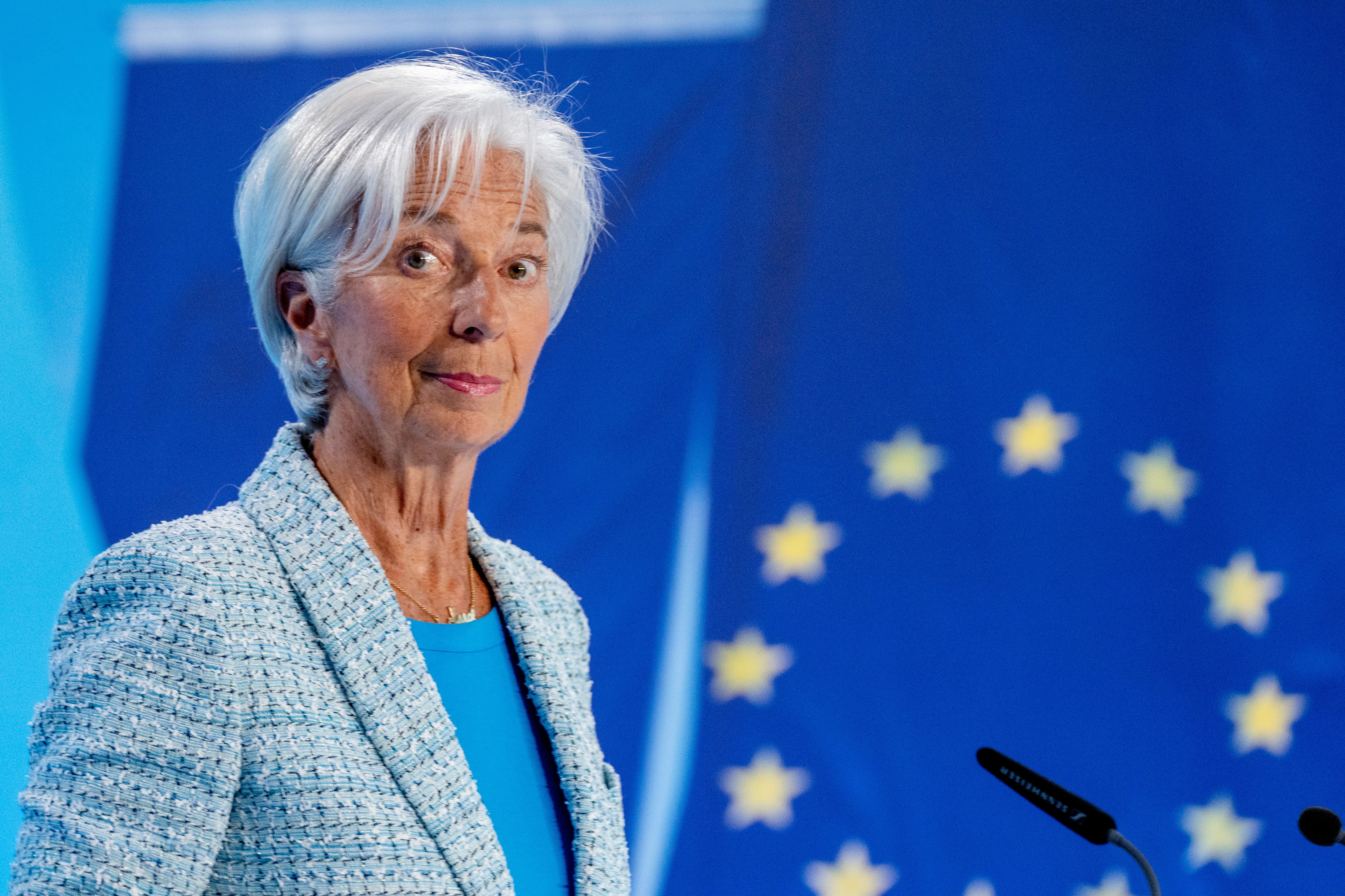 Europeiska centralbankens chef, Christine Lagarde, presenterade räntebeskedet med ett halsband där det gick att utläsa "Jag bestämmer".