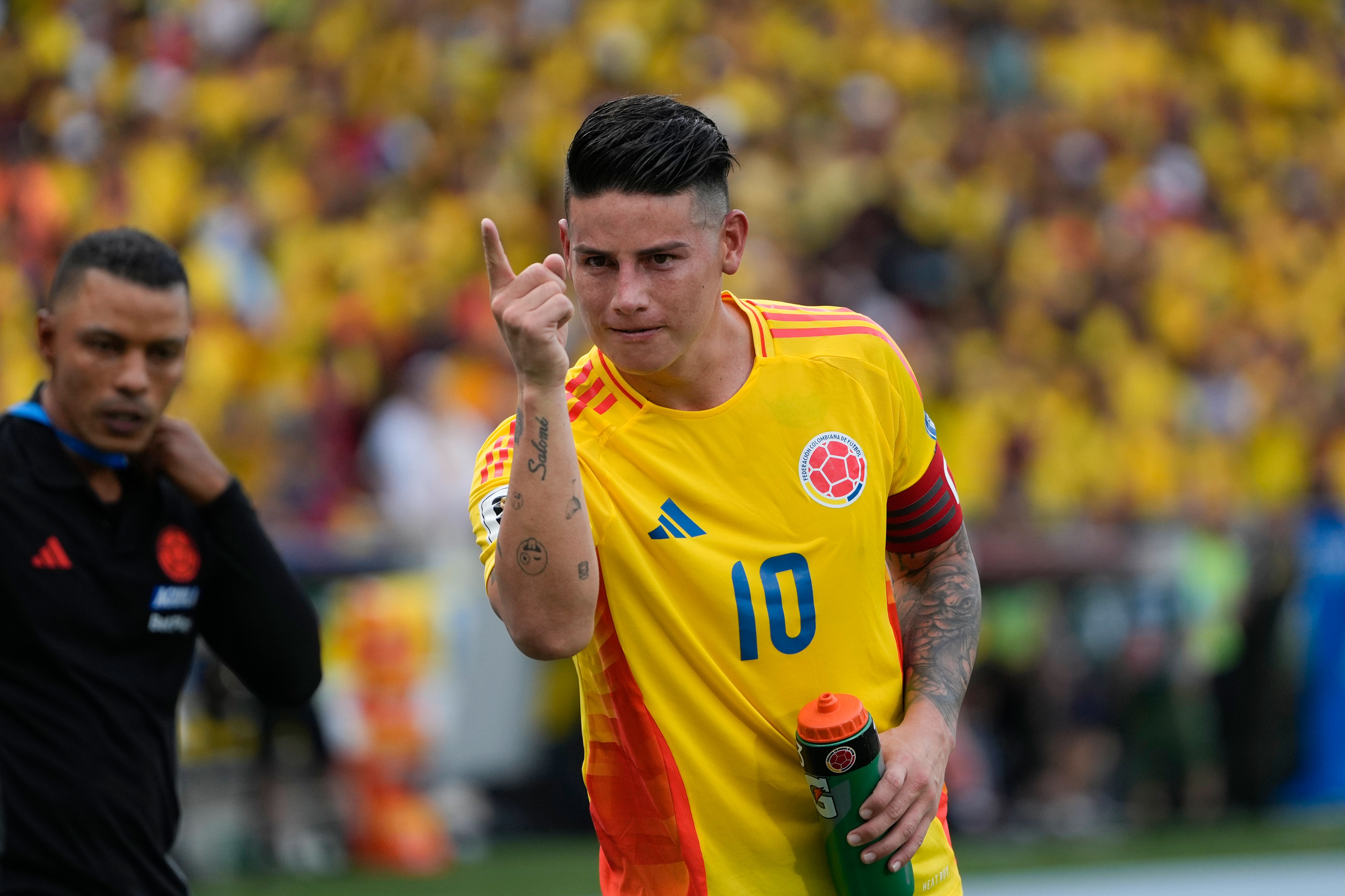 Colombias James Rodriguez jublar efter att ha satt en straff i 2–1-segern mot Argentina i kvalet inför VM 2026.