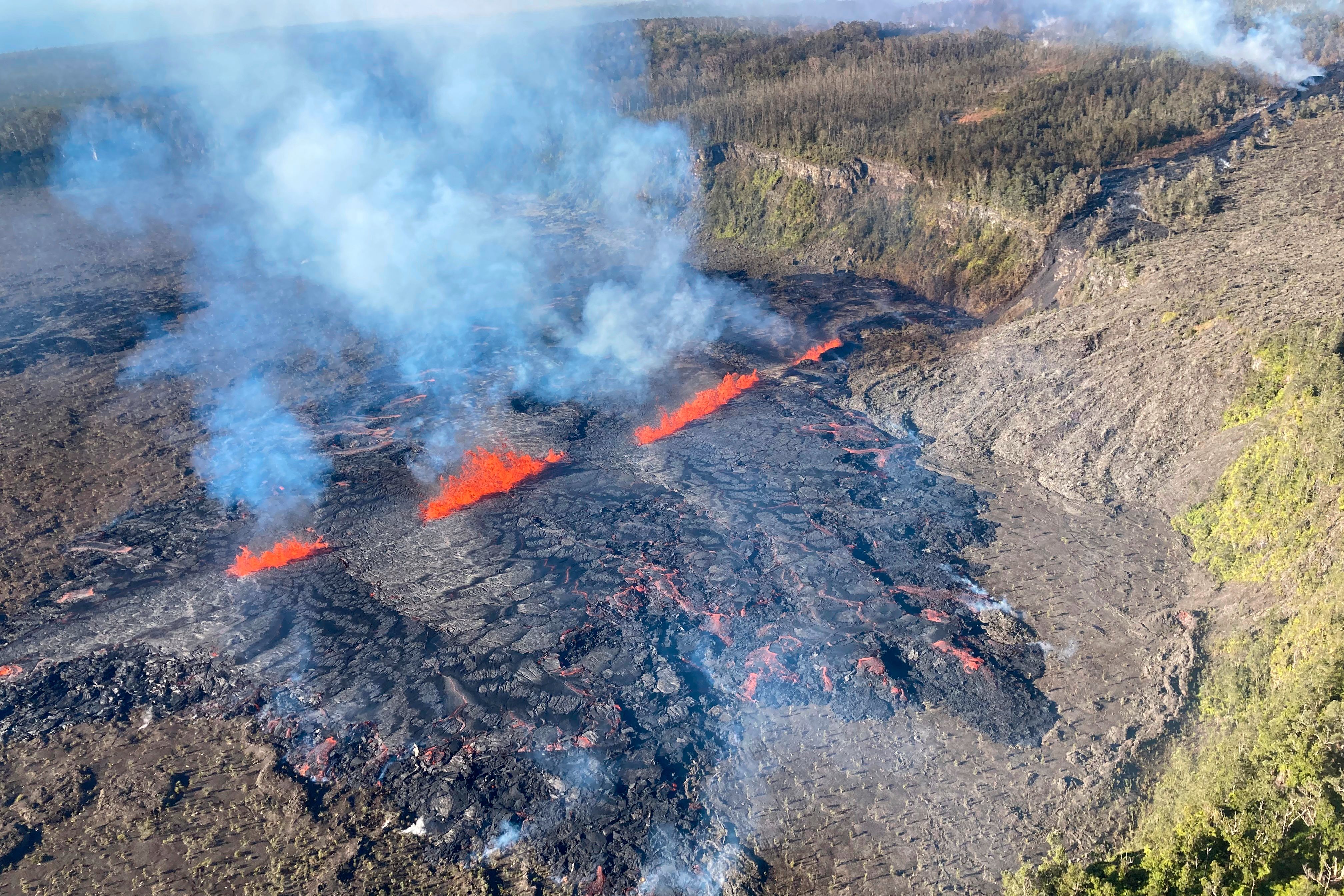 Helikopterbild över Kilaueas vulkanområde, taget av USA:s geologiska myndighet på tisdagen.