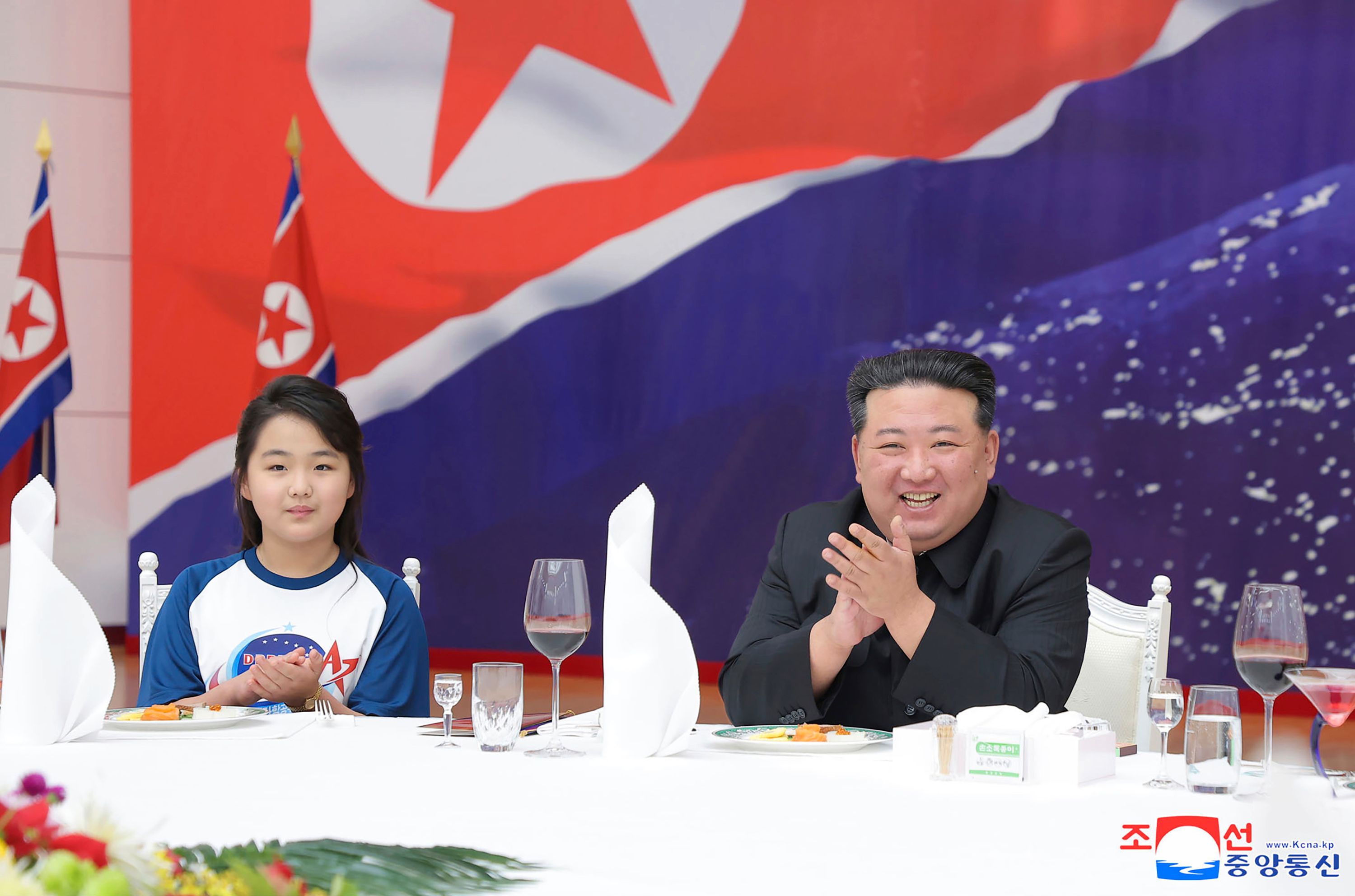 I en bild som skickats ut från Nordkoreas statliga nyhetsbyrå och daterats till 23 november firar diktatorn Kim Jong-Un landets satellituppskjutning tillsammans med sin dotter.