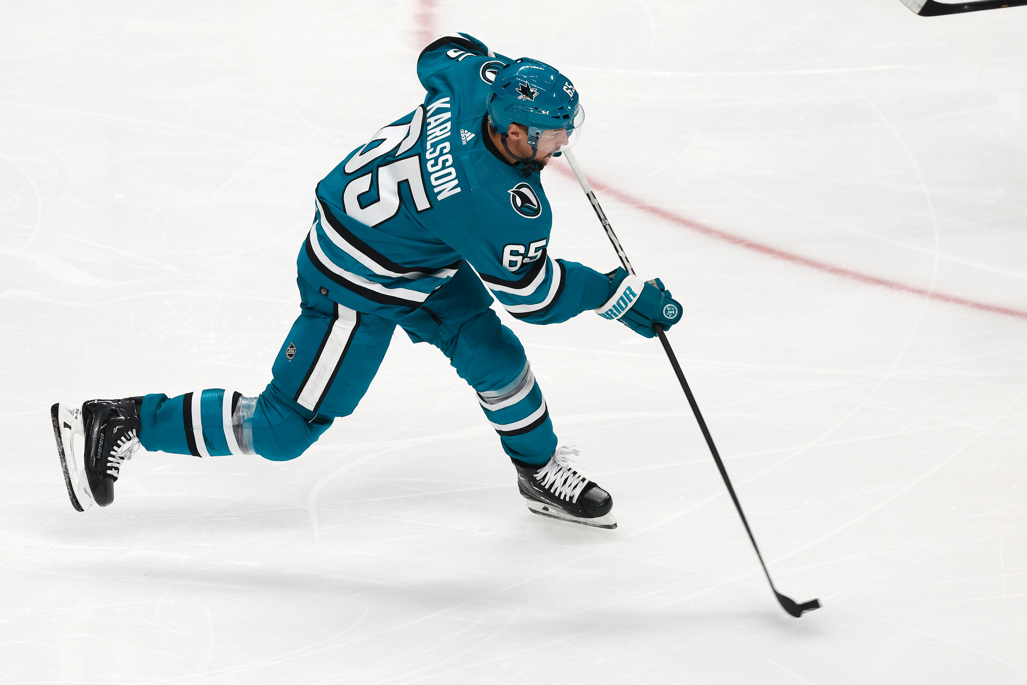San Jose Sharks Erik Karlsson fortsätter att leverera i NHL. Med totalt 85 poäng har han nu tangerat Victor Hedmans rekord för en svensk back under en och samma säsong. Arkivbild