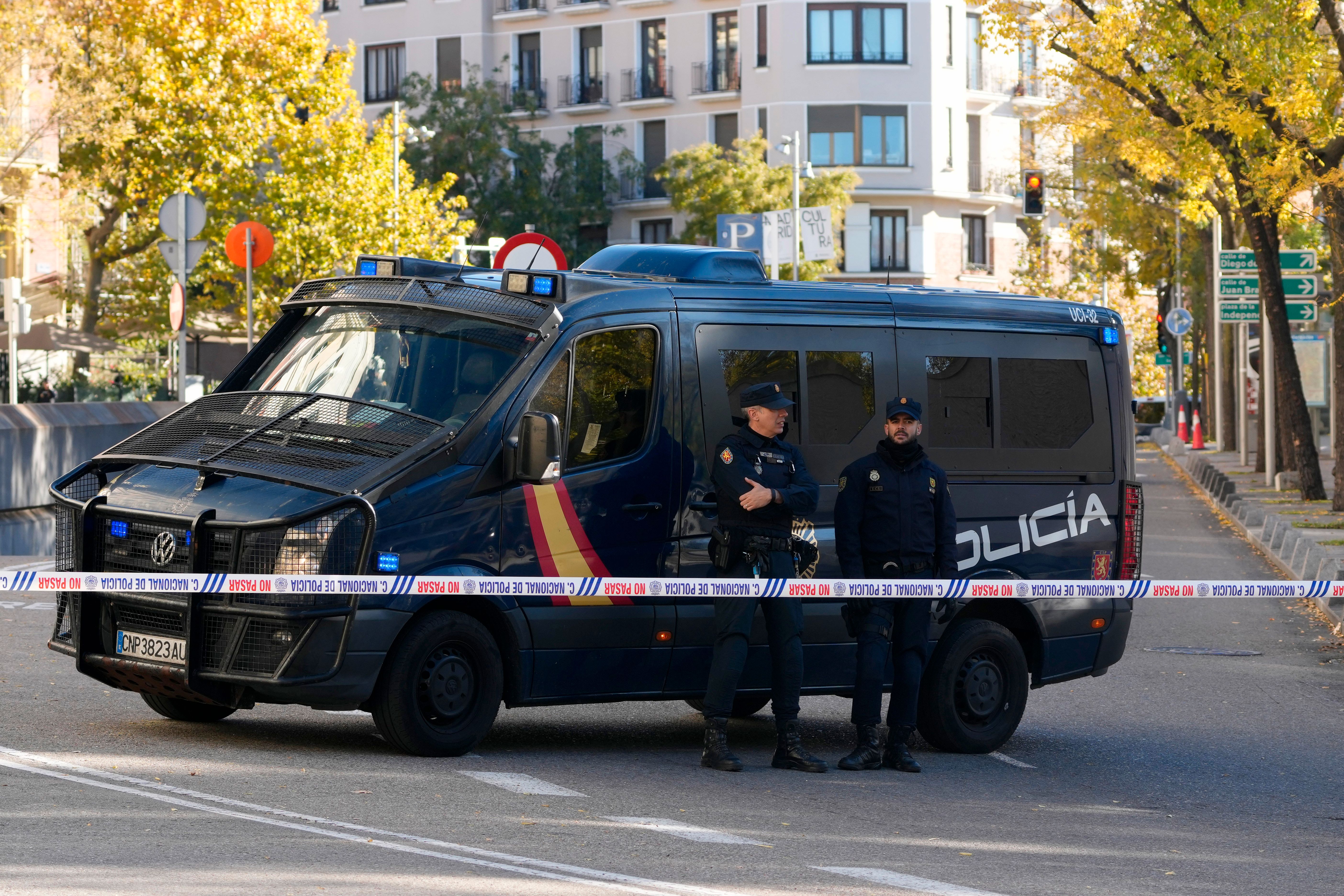 Polisavspärrningar vid USA:s ambassad i Madrid den 1 december 2022. Arkivbild.